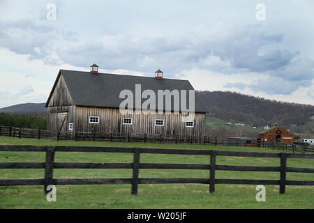 Fienile in legno sulla fattoria in Pennsylvania, STATI UNITI D'AMERICA Foto Stock