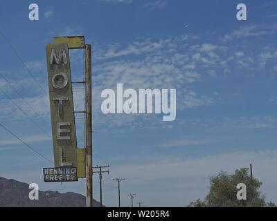 Newberry Springs, California--agosto 2018: Verso l'alto il colpo di segno motel lungo la Route 66 strada fuori il famoso Bagdad Cafe a Newberry molle. Foto Stock