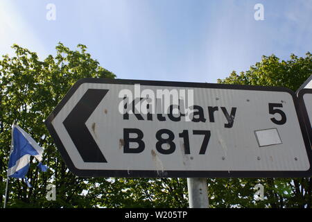 Segno di dare la direzione e la distanza per Kildary, Scotland, Regno Unito Foto Stock