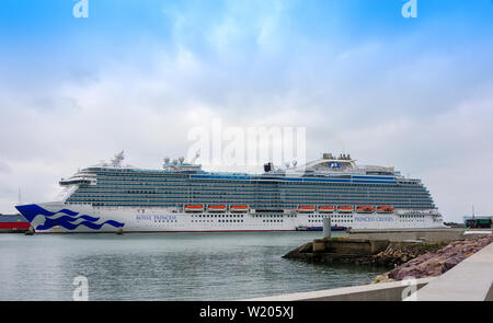 Le Havre, Francia - Agosto 16, 2018: Princess nave da crociera, il Royal Princess, ancorato nel porto di Le Havre come parte di un Isole Britanniche itinerario. Foto Stock