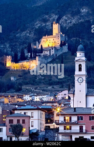 Il castello di Avio e il villaggio di Sabbionara. Il Trentino, Italia, Europa. Foto Stock