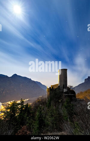 Cala la notte presso il castello di Avio. Provincia di Trento, Trentino Alto Adige, Italia, Europa. Foto Stock