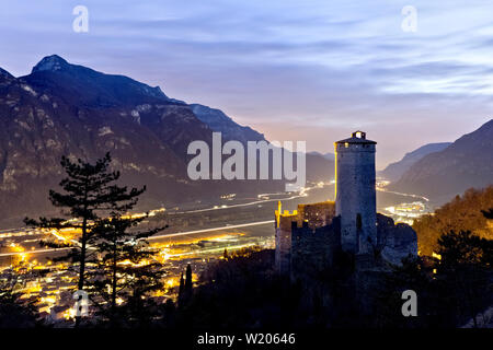 Cala la notte presso il castello di Avio. Provincia di Trento, Trentino Alto Adige, Italia, Europa. Foto Stock