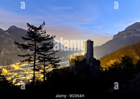 Cala la notte presso il castello di Avio. Provincia di Trento, Trentino Alto Adige, Italia, Europa. Foto Stock