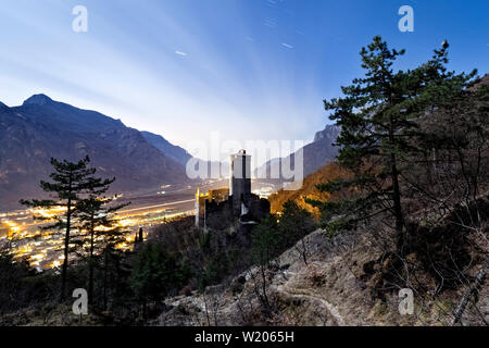 Cala la notte presso il castello di Avio. Provincia di Trento, Trentino Alto Adige, Italia, Europa. Foto Stock