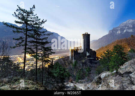 Cala la notte presso il castello di Avio. Provincia di Trento, Trentino Alto Adige, Italia, Europa. Foto Stock