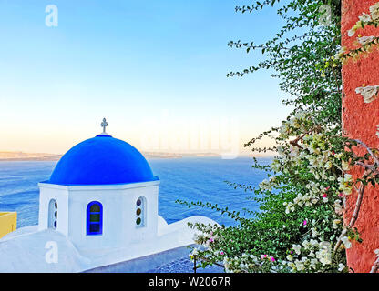 Tradizionale greco cappella ortodossa al villaggio di Oia Santorini Cyclades Grecia Foto Stock