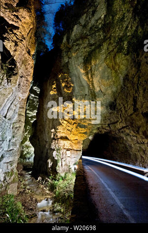 La 'Strada della Forra (strada della gola) in Tremosine sul Garda. È stato un percorso per un film di James Bond. Provincia di Brescia, Lombardia, Italia. Foto Stock