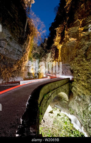 La 'Strada della Forra (strada della gola) in Tremosine sul Garda. È stato un percorso per un film di James Bond. Provincia di Brescia, Lombardia, Italia. Foto Stock