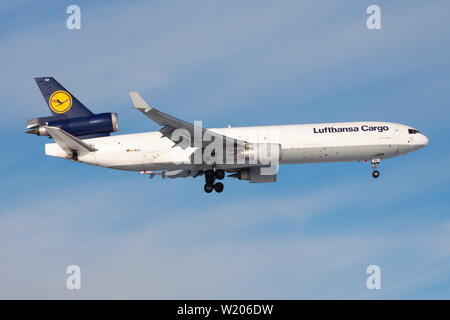 Francoforte / Germania - 8 dicembre 2012: Lufthansa Cargo MD-11 D-ALCJ cargo aereo atterraggio all' aeroporto di Francoforte Foto Stock