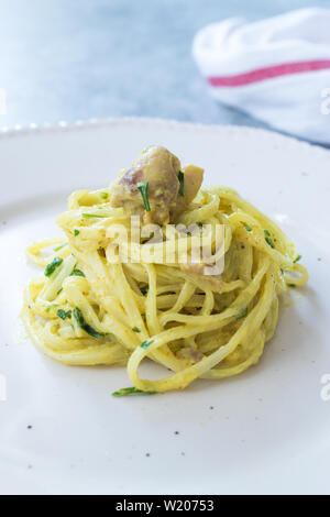 A base di noodle di Riso con salsa al curry pollo in piatto pronto da mangiare. Alimenti biologici. Foto Stock