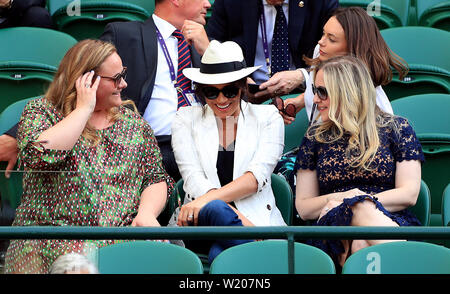 La duchessa del Sussex nelle tribune di corte uno per guardare la partita tra Serena Williams e Kaja Juvan il giorno quattro del Wimbledon Championships all'All England Lawn tennis and Croquet Club, Wimbledon. Foto Stock