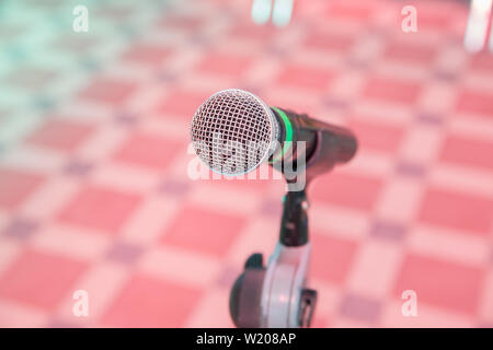 In prossimità del microfono in concert hall , conferenza sala seminario sullo sfondo,il fuoco selettivo,vintage color,spazio copia Foto Stock