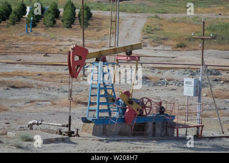 Unità di pompaggio è lavorare in campo petrolifero .il tipo di fascio di equilibrio di manovella unità di pompaggio . Il tipo di fascio di equilibrio di manovella unità di pompaggio . Olio-estrazione enterprise, oilfiel Foto Stock