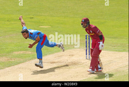 Leeds, Regno Unito. 04 Luglio, 2019. Sayed Shirzad dell Afghanistan bowling come Shai speranza di Indie ad ovest si affaccia su durante l'Afghanistan v West Indies, ICC Cricket World Cup Match, a Headingley, Leeds, Inghilterra. Credito: csm/Alamy Live News Foto Stock