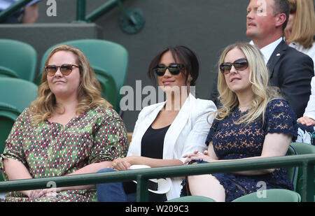 Londra, Regno Unito. 4 Luglio, 2019. Meghan, duchessa di Sussex (C) assiste il giorno 4 di campionati di Wimbledon. Credito: Andrea, Patrono/ZUMA filo/Alamy Live News Foto Stock