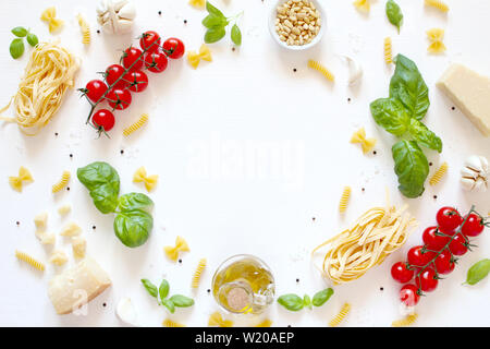 Sfondo di cibo con ingredienti tradizionali per la cucina mediterranea su sfondo bianco. Vista da sopra con copia spazio. Il cibo italiano. Foto Stock