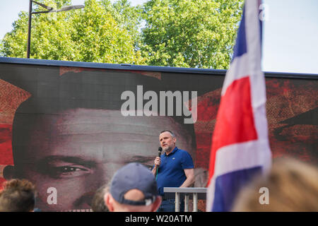 Londra, UK, 4 luglio 2019. I sostenitori di Stephen Yaxley Lennon, alias Tommy Robinson, al di fuori del Vecchio Bailey come egli affronta la prova. Credito: Ollie Cole/Alamy Live News Foto Stock