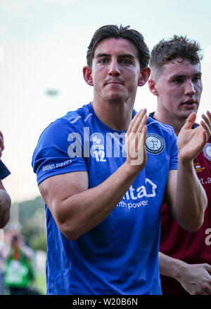 CARDIFF, Regno Unito. 4 luglio 2019. Dan Spencer di Cardiff ha incontrato FC applaude tifosi dopo aver perso la gara di Europa League a Cardiff International Sports Stadium. © foto Matteo Lofthouse - Fotografo freelance Credito: Matteo Lofthouse/Alamy Live News Foto Stock