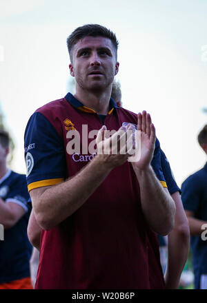 CARDIFF, Regno Unito. 4 luglio 2019. Joel Edwards di Cardiff ha incontrato FC applaude tifosi dopo aver perso la gara di Europa League a Cardiff International Sports Stadium. © foto Matteo Lofthouse - Fotografo freelance Credito: Matteo Lofthouse/Alamy Live News Foto Stock