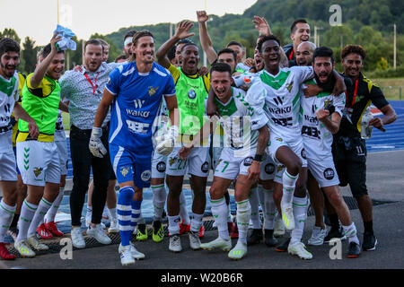 CARDIFF, Regno Unito. 4 luglio 2019. La FC Progrès Niederkorn celebrare dopo aver vinto la gara di Europa League a Cardiff International Sports Stadium. © foto Matteo Lofthouse - Fotografo freelance Credito: Matteo Lofthouse/Alamy Live News Foto Stock