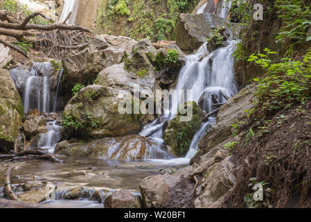 L'acqua che scorre al di sotto di Limekiln cade. Stato Limekiln Park, Big Sur, California, Stati Uniti d'America. Foto Stock