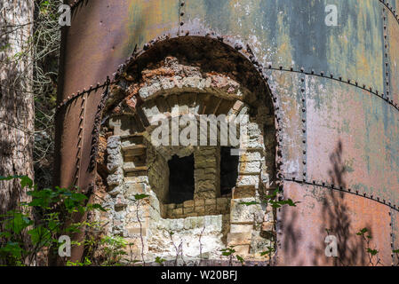 Abbandonato limekilns. Stato Limekiln Park, Big Sur, California, Stati Uniti d'America. Foto Stock