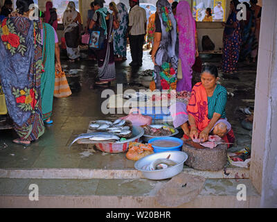 Gujarat, India - 3 Novembre 2016: donna non identificato la vendita di fresco pesce sbarcato nel mercato di banchina del porto di Vanakbara su diu Isola