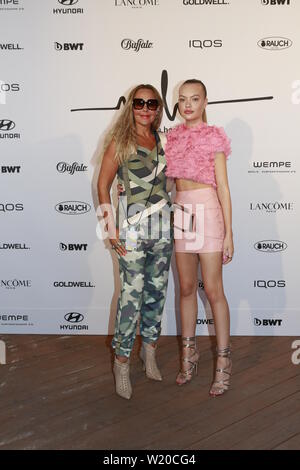 Berlino, Germania - 04 Luglio: Natascha Ochsenknecht e Cheyenne Ochsenknecht assiste il : Marina Hoermanseder mostra durante la settimana della moda di Berlino la Primavera/Estate 2020 a ZES il 4 luglio 2019 a Berlino, Germania. Foto Stock