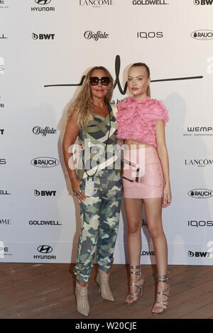 Berlino, Germania - 04 Luglio: Natascha Ochsenknecht e Cheyenne Ochsenknecht assiste il : Marina Hoermanseder mostra durante la settimana della moda di Berlino la Primavera/Estate 2020 a ZES il 4 luglio 2019 a Berlino, Germania. Foto Stock