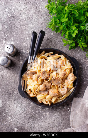 Pasta con pollo e funghi Foto Stock
