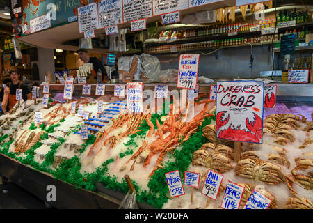 SEATTLE, NELLO STATO DI WASHINGTON, STATI UNITI D'AMERICA - Giugno 2018: Visualizzazione di pesce fresco in Pike Place Market di Seattle centro citta'. Foto Stock