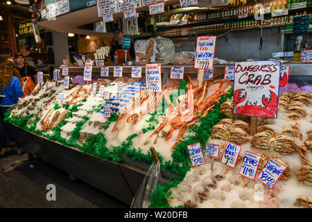 SEATTLE, NELLO STATO DI WASHINGTON, STATI UNITI D'AMERICA - Giugno 2018: Visualizzazione di pesce fresco in Pike Place Market di Seattle centro citta'. Foto Stock