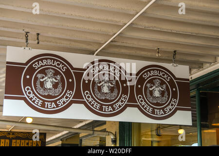 SEATTLE, NELLO STATO DI WASHINGTON, STATI UNITI D'AMERICA - Giugno 2018: vista ravvicinata del cartello appeso al di fuori del ramo originale di Starbucks in Pike Place nella città di Seattle c Foto Stock