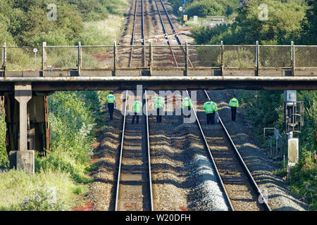 Margam, Wales, Regno Unito. 3 Luglio, 2019. I funzionari di polizia sono alla ricerca di brani dopo il treno che ha causato l'incidente viene rimosso dal vicino Margam nel Galles del Sud, Regno Unito. Mercoledì 03 Luglio 2019 Re: due lavoratori ferroviari sono morti dopo essere stato colpito da un treno passeggeri tra Port Talbot Parkway e stazioni di Bridgend, nel Galles del Sud, Regno Unito. La coppia sono stati colpiti nei pressi di Margam da Swansea a Londra Paddington in treno a circa 10am. Esse sono state pronunciate morti alla scena e una terza persona è stata trattata per urti, ma non è stato ferito. Credito: ATHENA AGENZIA IMMAGINE LTD/Alamy Live News Foto Stock