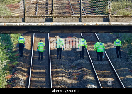 Margam, Wales, Regno Unito. 3 Luglio, 2019. I funzionari di polizia sono alla ricerca di brani dopo il treno che ha causato l'incidente viene rimosso dal vicino Margam nel Galles del Sud, Regno Unito. Mercoledì 03 Luglio 2019 Re: due lavoratori ferroviari sono morti dopo essere stato colpito da un treno passeggeri tra Port Talbot Parkway e stazioni di Bridgend, nel Galles del Sud, Regno Unito. La coppia sono stati colpiti nei pressi di Margam da Swansea a Londra Paddington in treno a circa 10am. Esse sono state pronunciate morti alla scena e una terza persona è stata trattata per urti, ma non è stato ferito. Credito: ATHENA AGENZIA IMMAGINE LTD/Alamy Live News Foto Stock