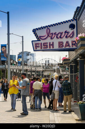 SEATTLE, NELLO STATO DI WASHINGTON, STATI UNITI D'AMERICA - Giugno 2018: la gente in coda fuori Ivans Fish Bar sul fronte mare di Seattle. Foto Stock