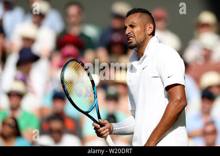 Londra, Regno Unito. 04 Luglio, 2019. 4 luglio 2019, All England Lawn Tennis e Croquet Club, Wimbledon, Inghilterra, il Torneo di tennis di Wimbledon, giorno 4; Nick Kyrgios (AUS) sostiene con il terzo arbitro Credit: Azione Plus immagini di sport/Alamy Live News Foto Stock