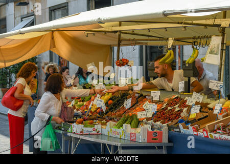 COMO, Italia - Giugno 2019: Persona acquistare frutta e verdura da un mercato stallholder a Como sul Lago di Como Foto Stock