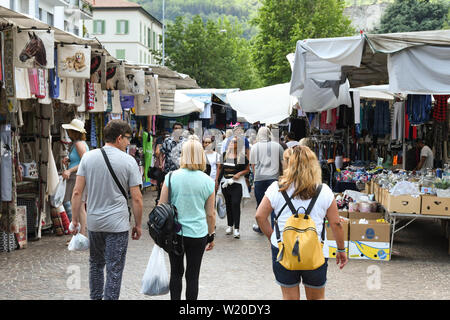 COMO, Italia - Giugno 2019: la gente a piedi attraverso il mercato all'aperto a Como sul Lago di Como. Foto Stock