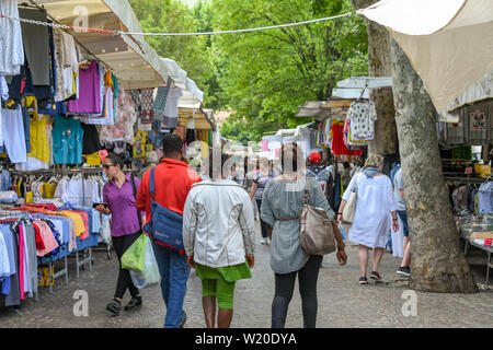 COMO, Italia - Giugno 2019: la gente a piedi attraverso il mercato all'aperto a Como sul Lago di Como. Foto Stock
