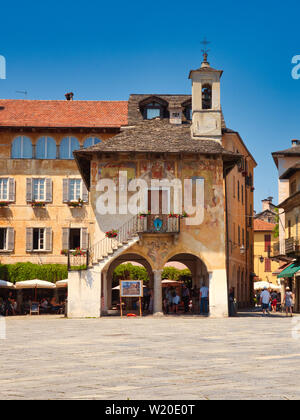 La costruzione di una comunità - Palazzo della Comunitta- in piazza Motta - Piazza Motta-nel borgo di Orta San Giulio nel Lago d'Orta durante un estate mornin Foto Stock