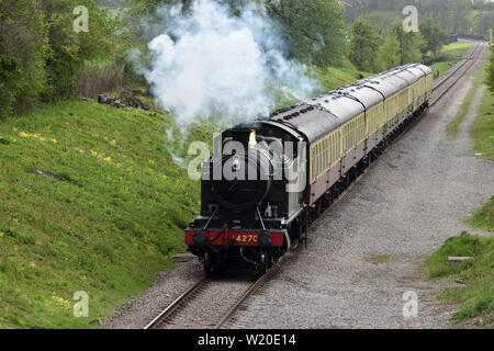 Treno a vapore dopo appena si attraversa il viadotto Stanway sul GWSR Foto Stock