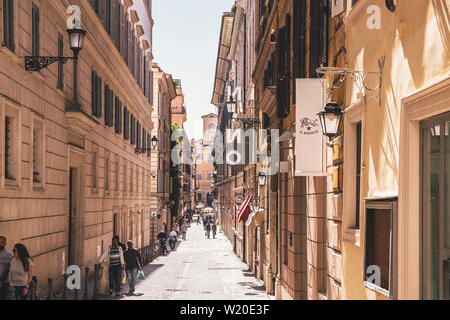 Roma, Italia - 24 Aprile 2019: vecchia strada accogliente con le persone nel centro di Roma in una giornata di sole. Foto Stock