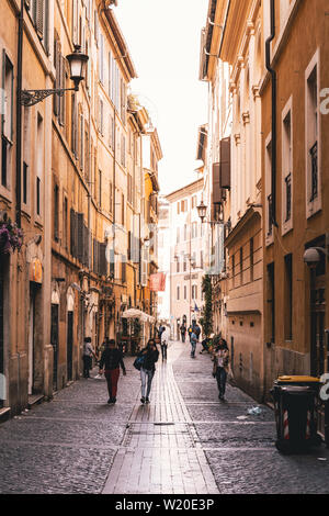 Roma, Italia - 24 Aprile 2019: strada stretta con le persone nel centro di Roma in una giornata di sole. Foto Stock