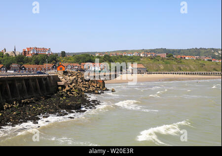 Vista della spiaggia soleggiata da Folkestone Harbour, in sé Kent, England, Regno Unito Foto Stock