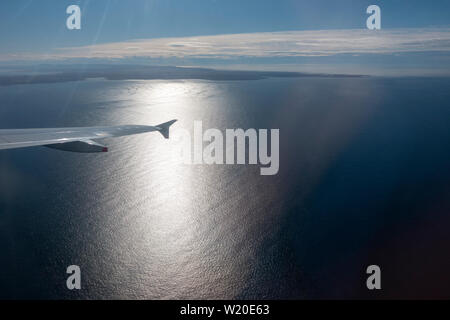 La visualizzazione della finestra sorvolando il Nord Atlantico vicino alla costa sud dell'Islanda. Foto Stock