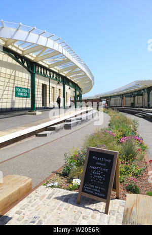 Folkestone Harbour stazione ferroviaria ristrutturata come parte del braccio del porto, nel Kent, SE Inghilterra, Regno Unito Foto Stock