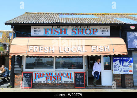 Negozio di pesce sul mercato del pesce da porto a Folkestone nel Kent, England, Regno Unito Foto Stock