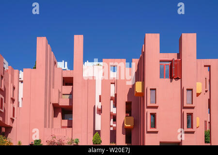 Calp, Spagna, 17 Giugno, 2019: la Muralla Roja edificio, Parete Rossa edificio di Calp, Spagna Foto Stock